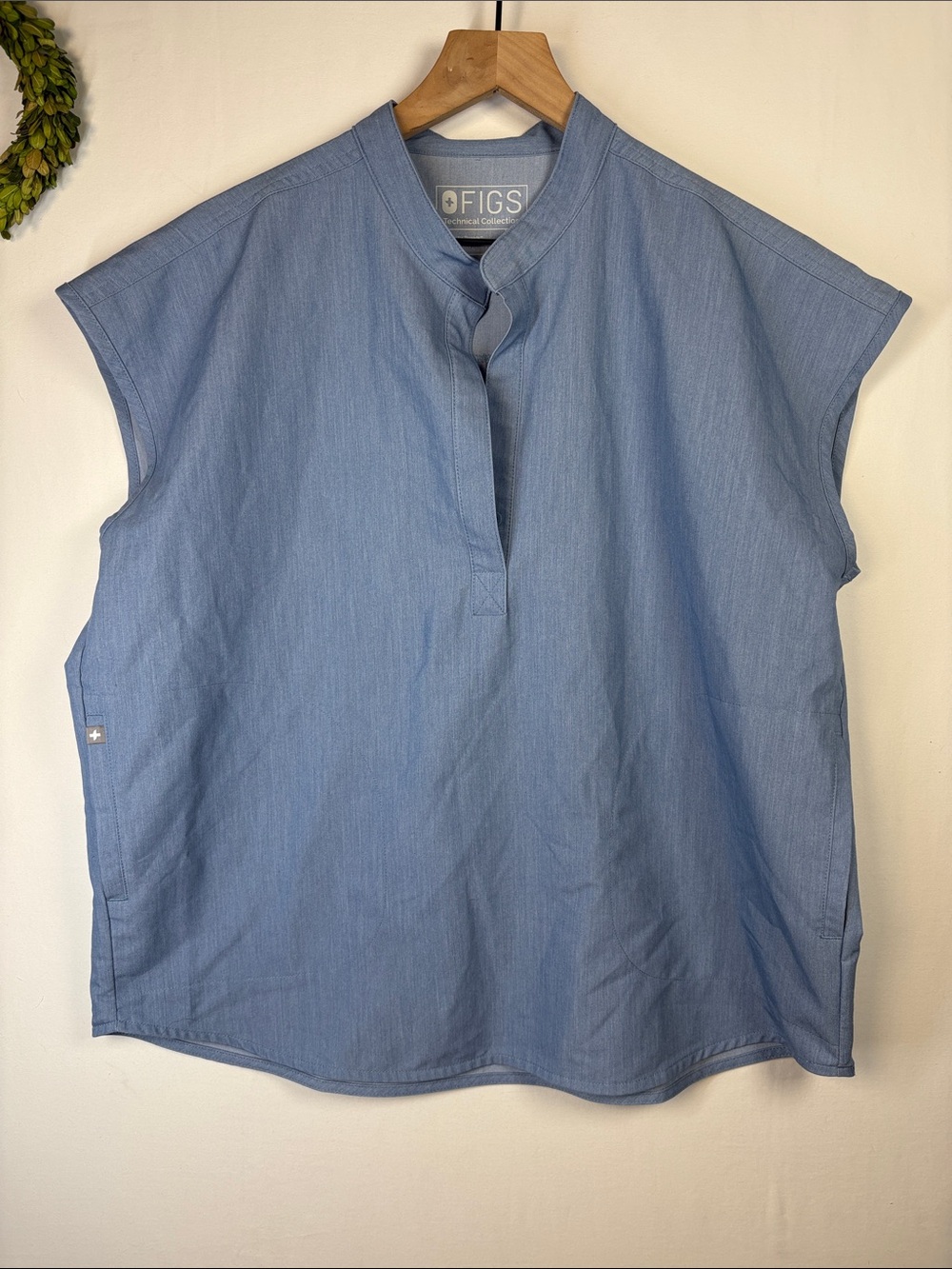FIGS Technical Collection Rafaela Women's Scrub Top size Large